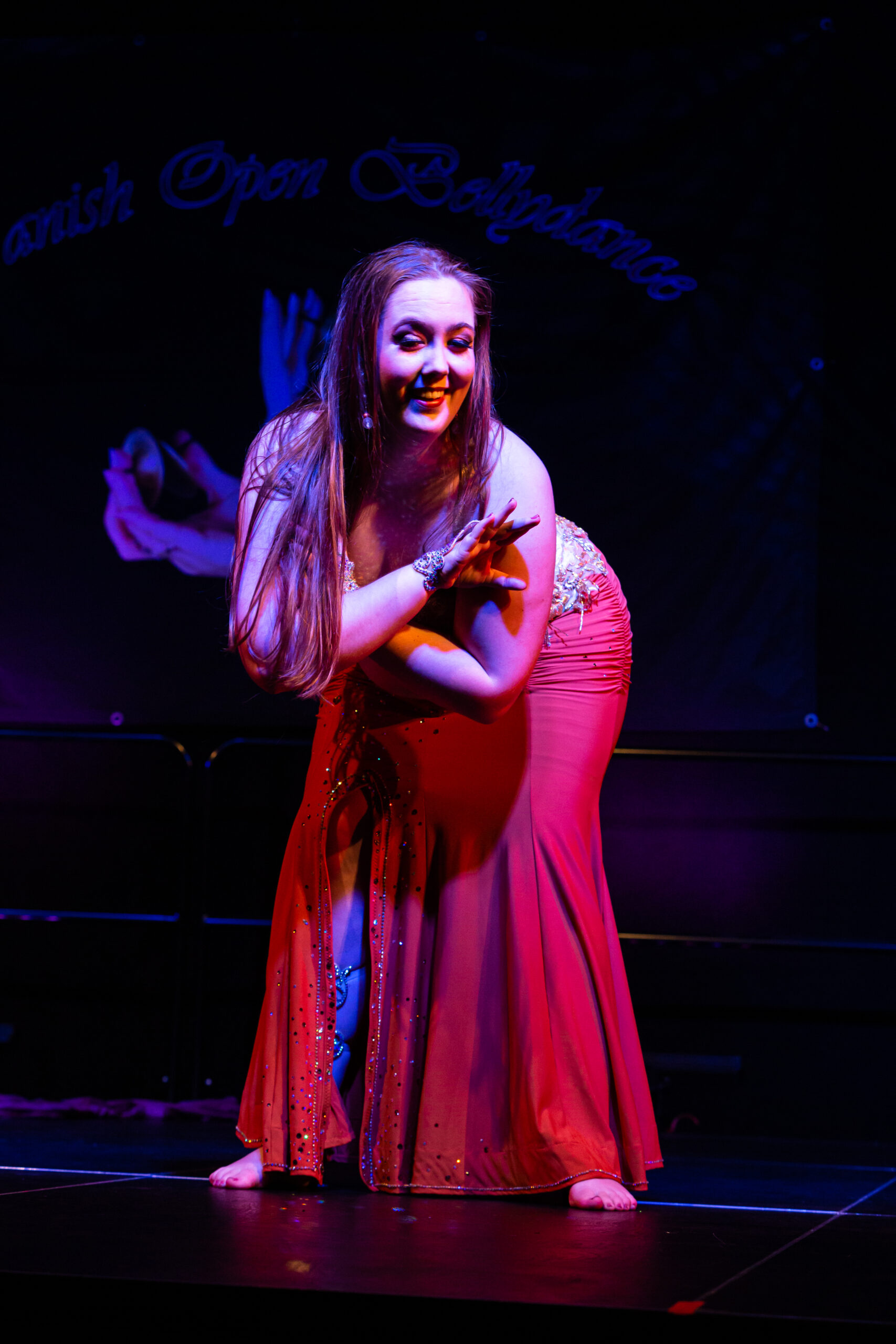 Amanda Salma optræder på scenen til Danish Open Bellydance i Glostrup, iført farverigt kostume og i bevægelse under konkurrencen.