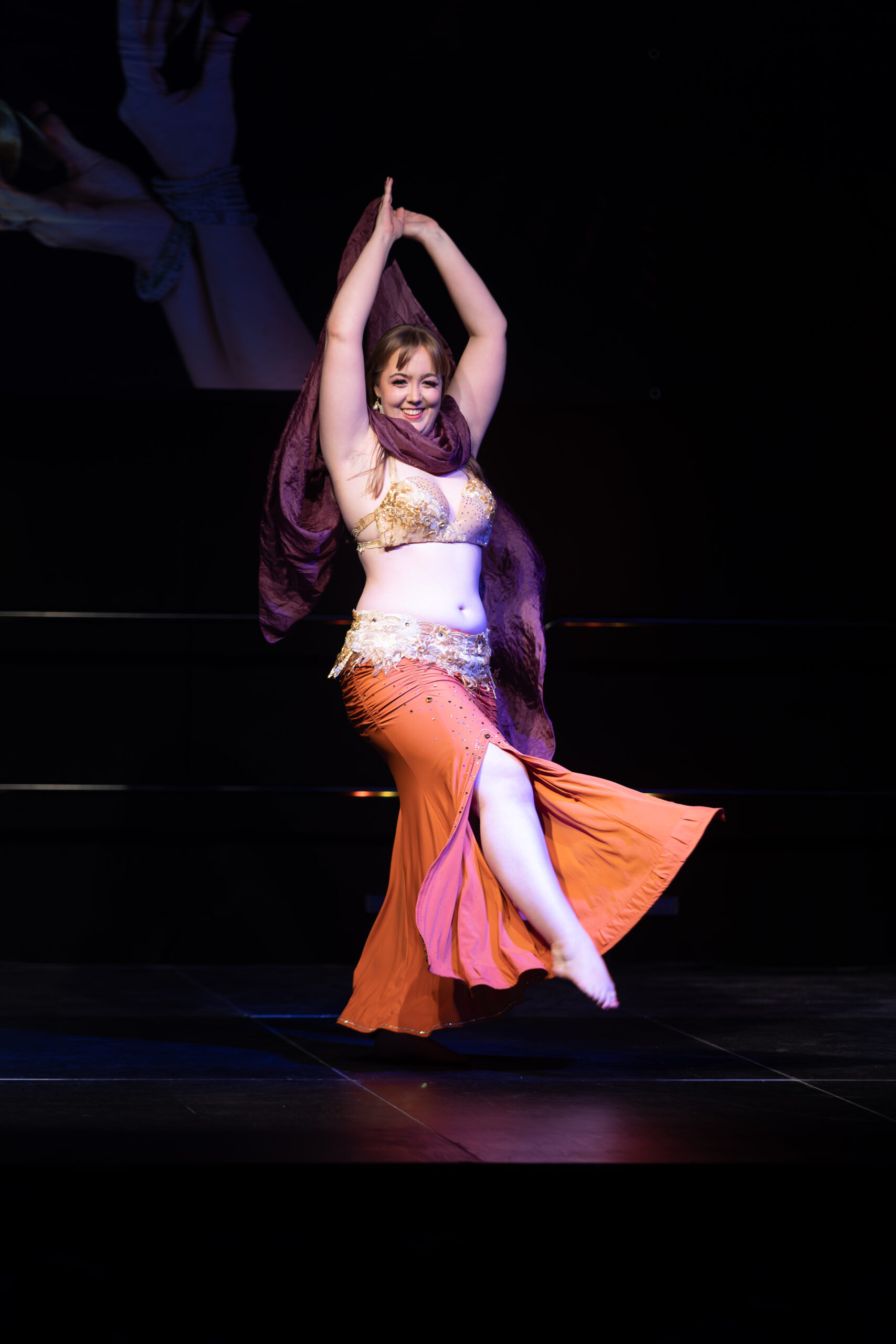 Amanda Salma optræder med mavedans under Danish Open Bellydance, udstråler fokus og glæde i sin konkurrencepræstation.