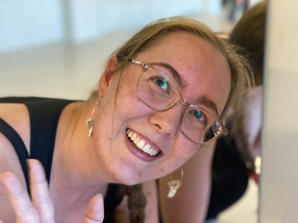 Underviser Amanda Salma smiler imødekommende klar til at tage imod eleverne på særligt hensyn mavedans i Kolding.