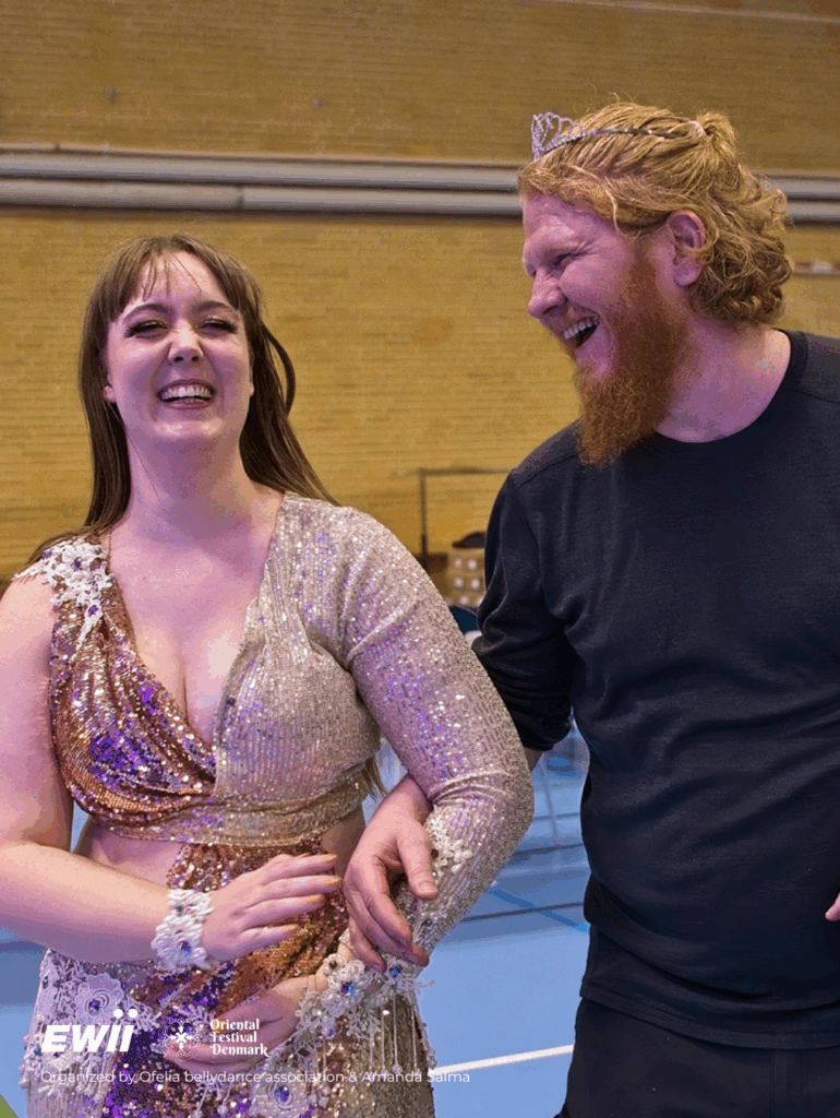 Amanda Salma smiler og griner med Mike Fosmark i armen under Oriental Festival Denmark, Danmarks største mavedans-arrangement.