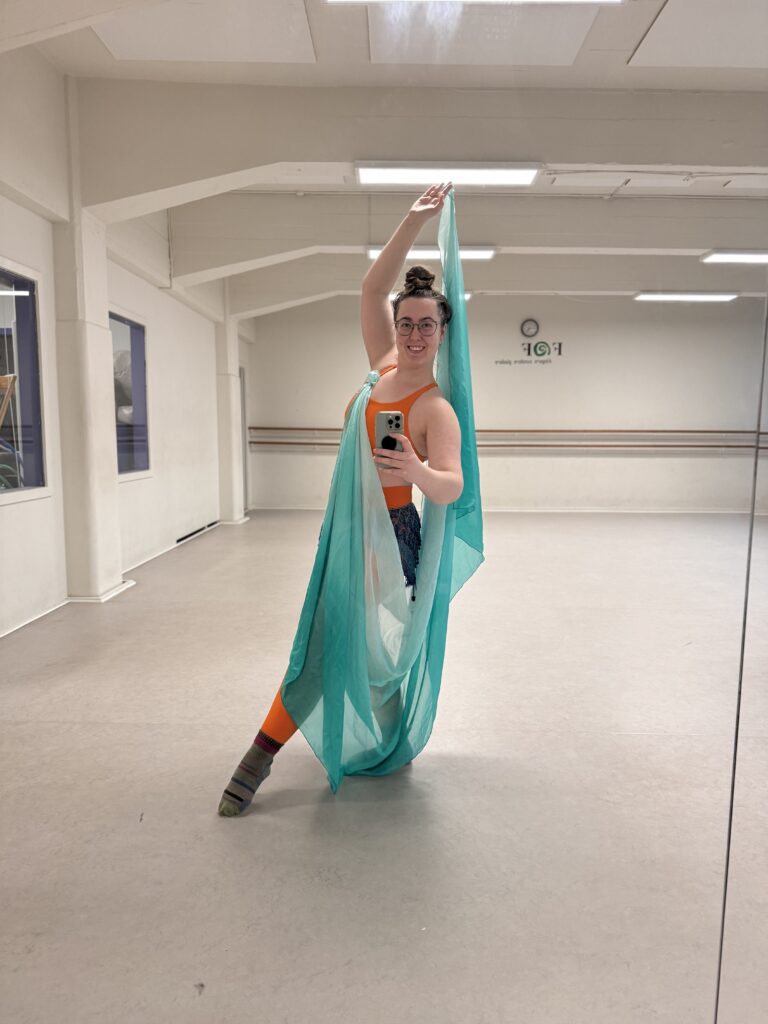 Underviser Amanda Salma står foran spejlet til med slør inden øvet mavedans i Kolding.