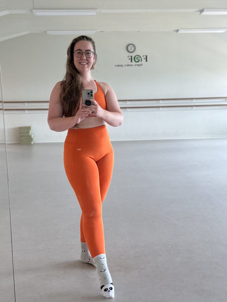 Underviser Amanda Salma står foran spejlet til sæsonstart på mavedans letøvethold i Kolding.