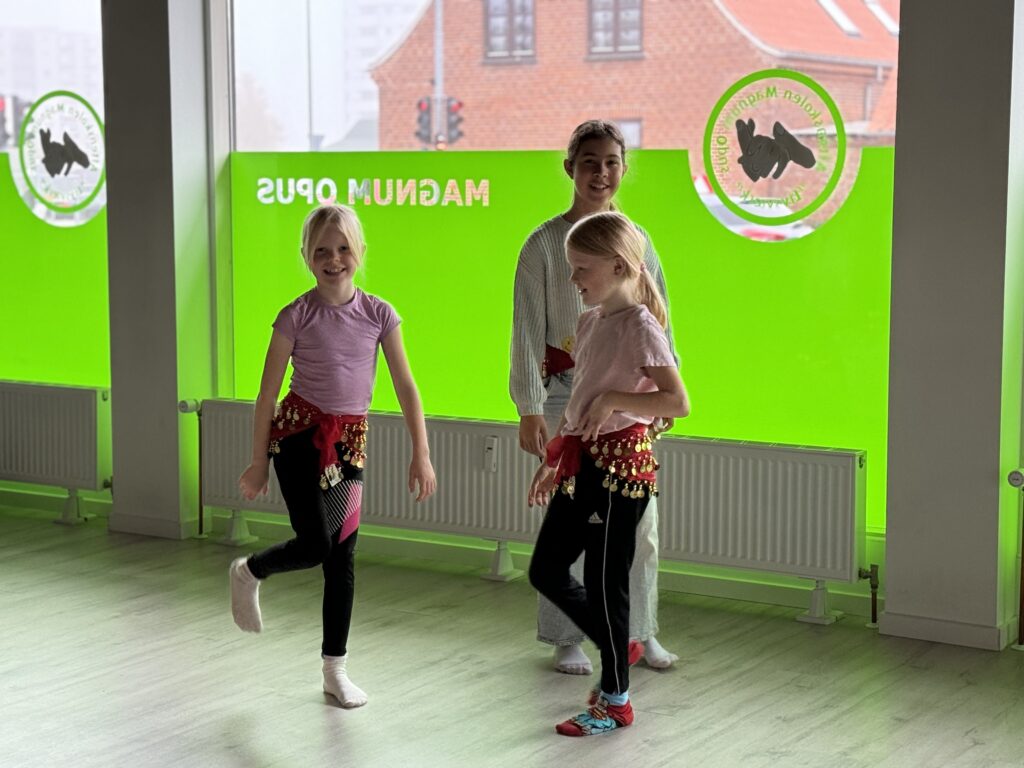 Amanda Salma underviser børn i mavedans under efterårsferieaktivitet i Fredericia, alle børn deltager aktivt.